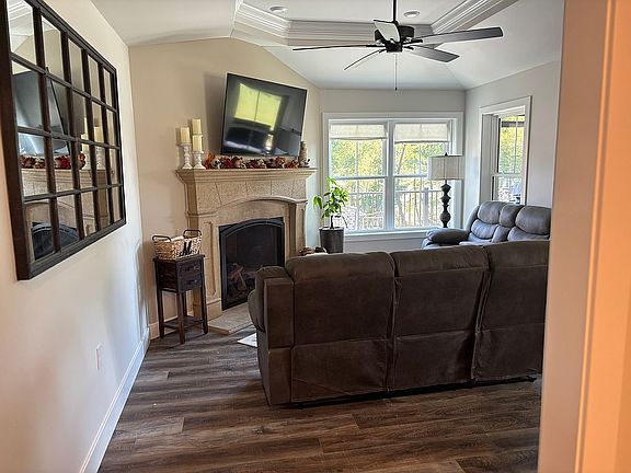 4th image of 404 S Truman Rd