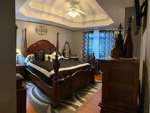 Master BR w/ tray ceiling