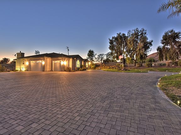 3rd image of 1485 Country Club Dr