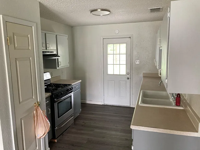 10914 Gates Ln — Photo 3