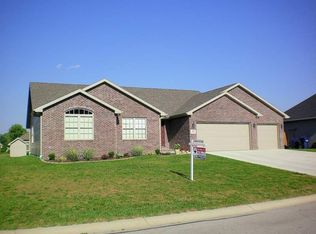 104 S Wintergreen Dr, Yorktown, IN 47396
