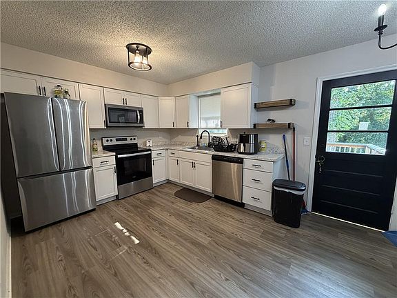 3rd image of 6116 N Broadway St