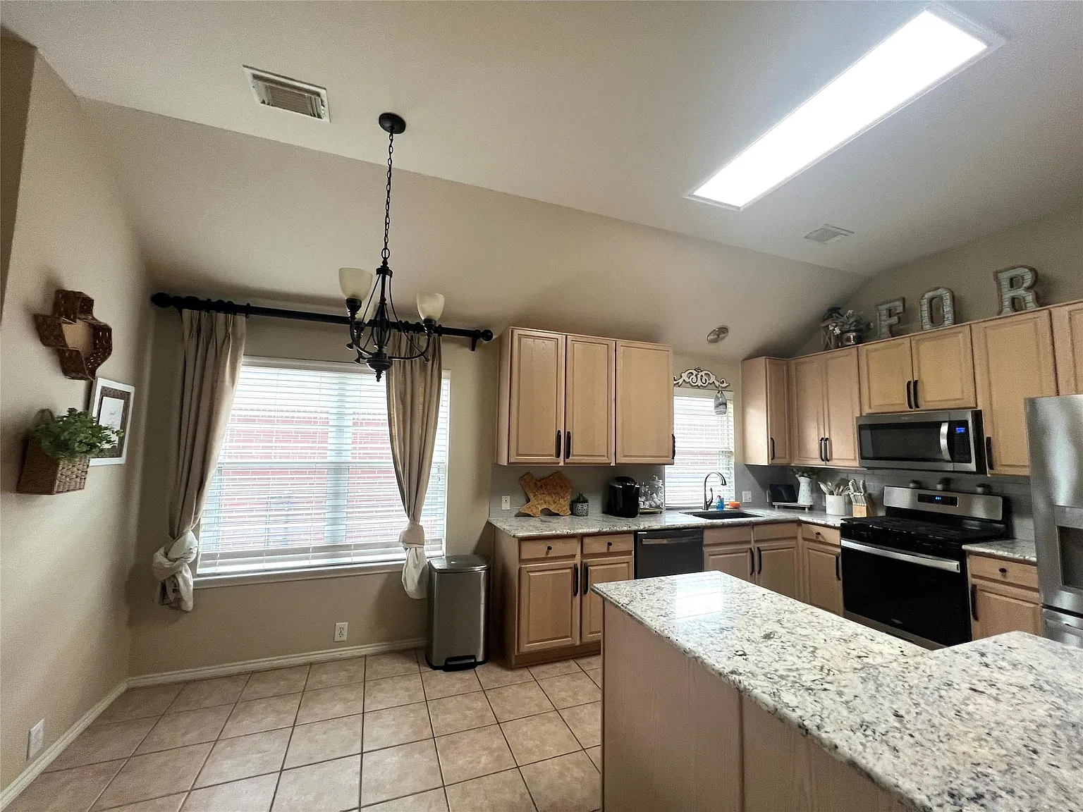 3 bed, 2.0 bath, 1861 sqft, $2,100 — Photo 4