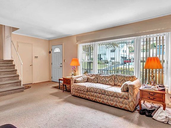 3rd image of 21 Candlewood Dr