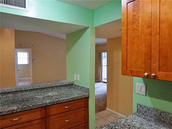 4th image of 933 NE 199th St APT 202