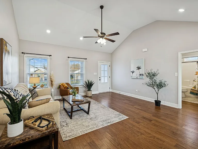 207 Bedford Ct — Photo 5