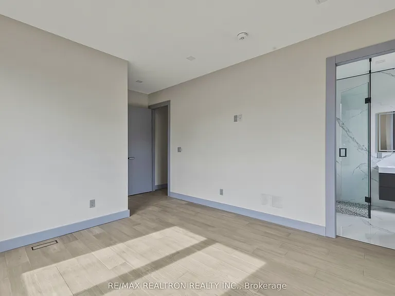1002 Spadina Rd — Photo 31