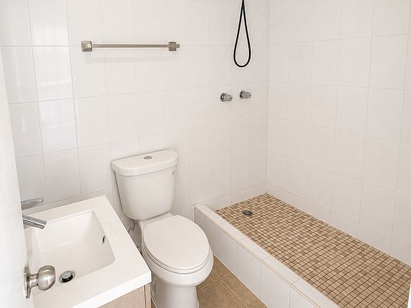 5th image of 1050 Las Palmas Ave #411