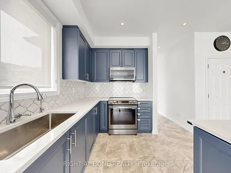 2046 Cameron Lott Cres — Photo 11