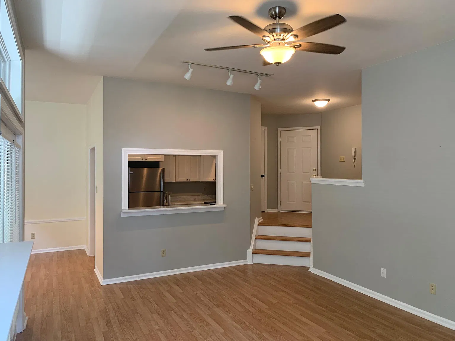 2 bed, 1000 sqft, $2,060 — Photo 2