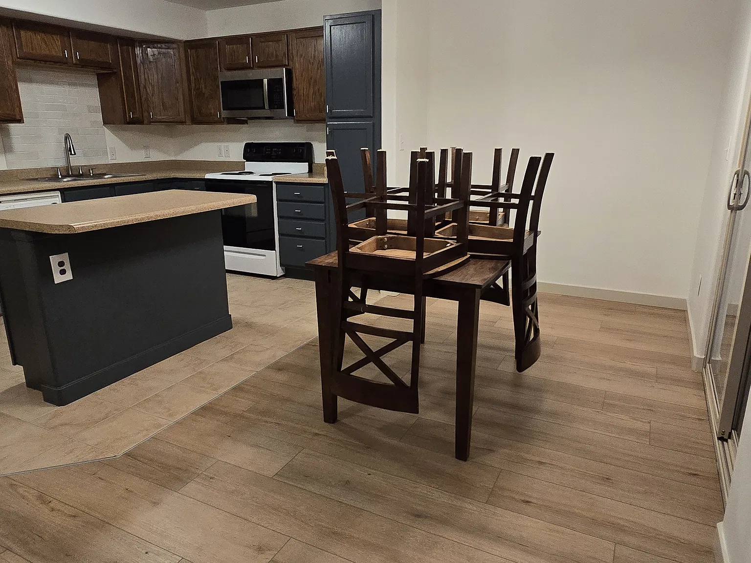 2 bed, 1368 sqft, $1,995 — Photo 4