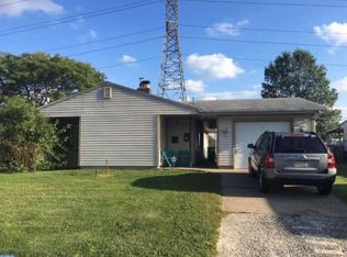 36 Farmbrook Dr, Levittown, PA 19055
