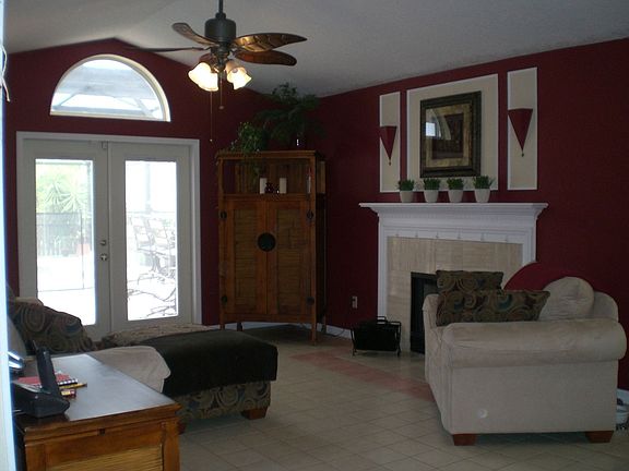 Family Room w/fireplace