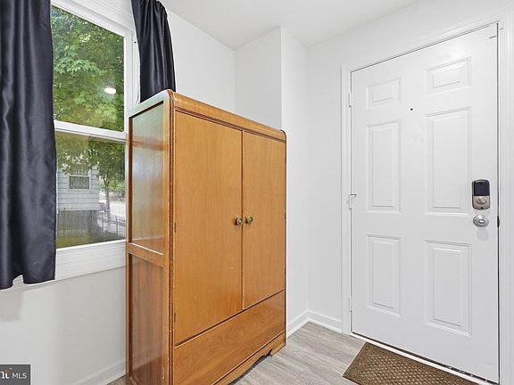 4th image of 827 Chestnut St