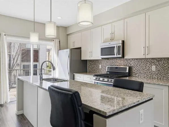 150 Copperpond Vlg SE, Calgary, AB T2Z 5B8