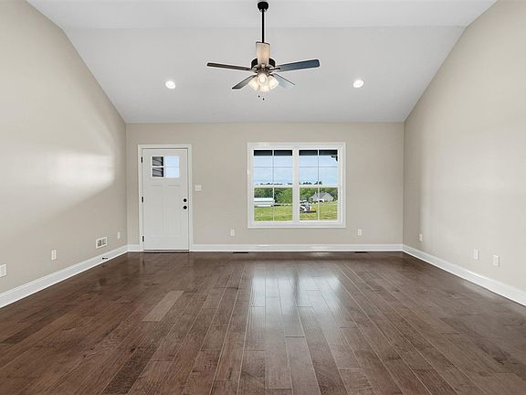 3rd image of 101 Courtlynn Dr
