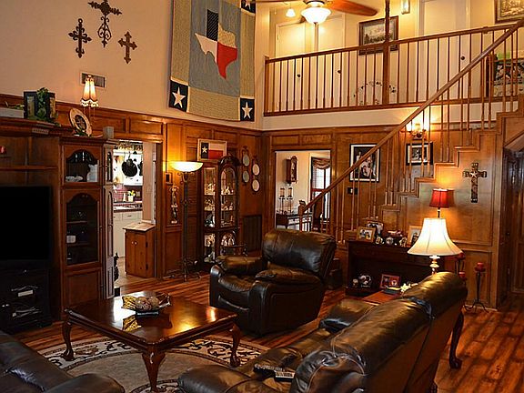 Great Setting for Family Get-Togethers, Daily Living & Entertaining