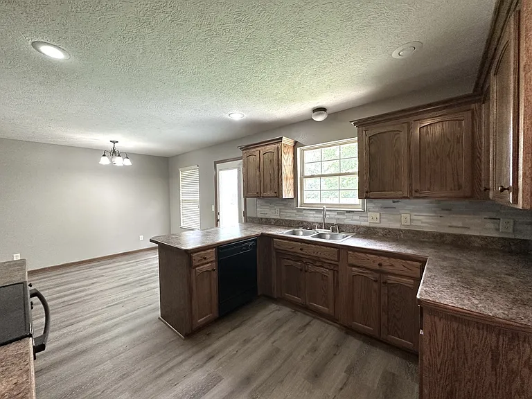 415 W Westgate Dr — Photo 3