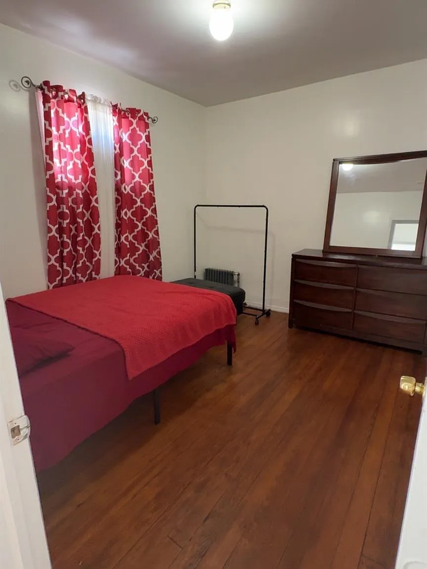 3 bed, 1.0 bath, $3,700 — Photo 3