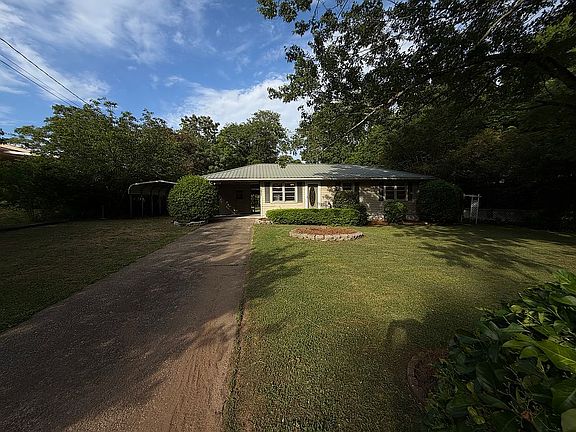 3rd image of 1824 Gaines Dr