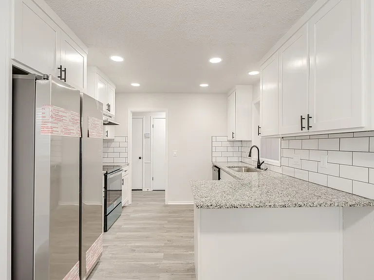 11715 N Francis Ave — Photo 8