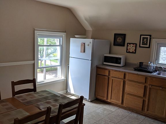 3rd image of 140 Rossiter Rd #Up