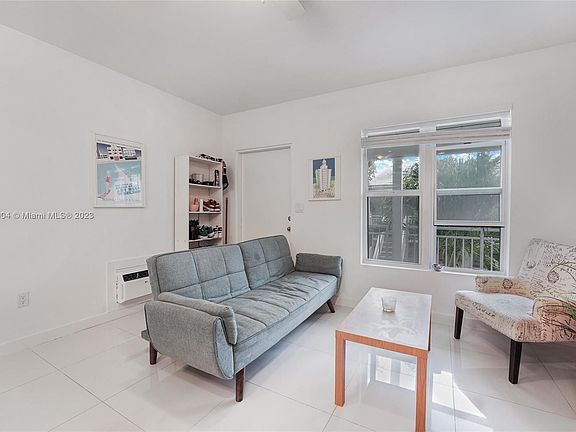 4th image of 1419 West Ave #201