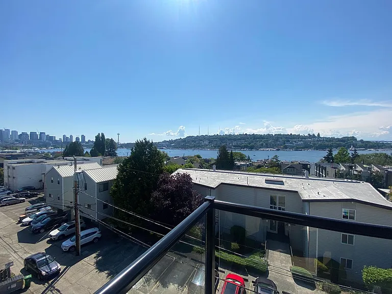 Welcome to Lakeview! - Live in Luxury & Style in the heart of Eastlake — Photo 25