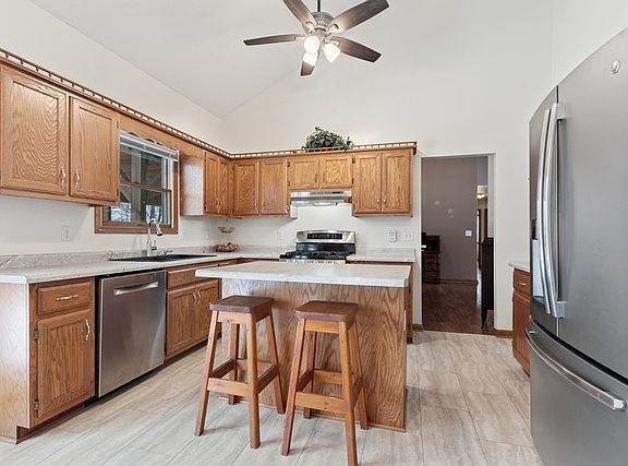4th image of 750 Meadowood Ln