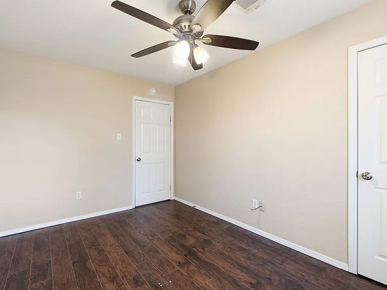 909 Essex St — Photo 16