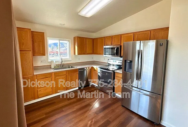 3 bed, 2.0 bath, 1008 sqft, $1,989 — Photo 2