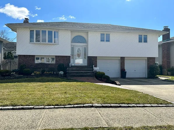 2038 Shaw Dr, Merrick, NY 11566