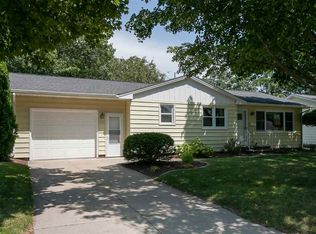 1206 Bowler St, Hiawatha, IA 52233