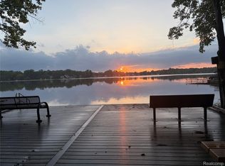 490 Cove View Dr, Waterford, MI 48327
