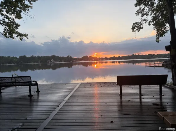 490 Cove View Dr, Waterford, MI 48327