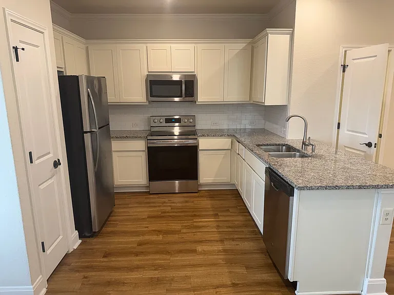 10318 Lynwood Br #102 — Photo 7