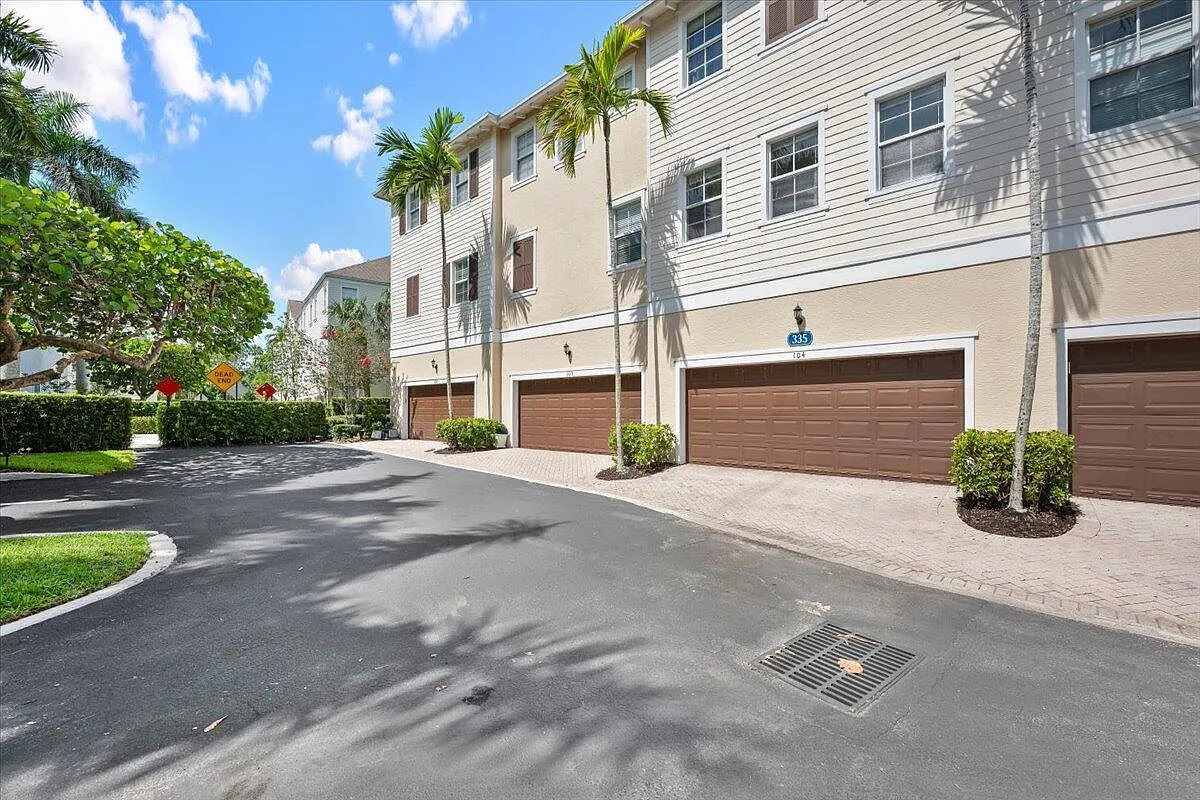 335 E Thatch Palm Cir — Photo 3