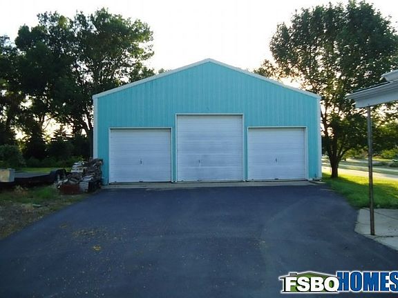 Pole Building With Pleanty of Outdoor Parking