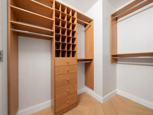 160 Riverside Boulevard image 11 of 21