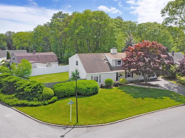 6 Radburn Drive, Farmingville, NY 11738