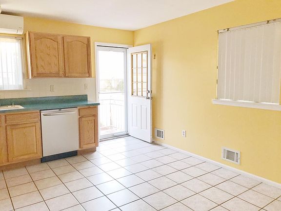 4th image of 88 Winfield St