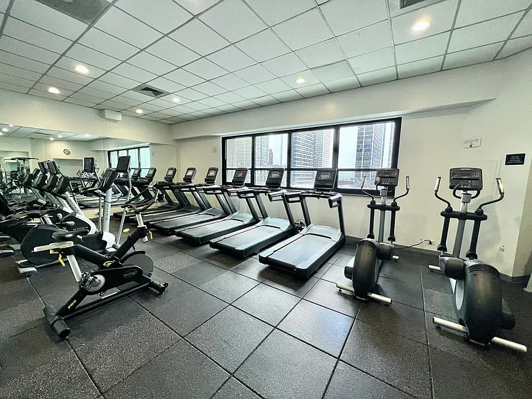1030 N State St #11M — Photo 10