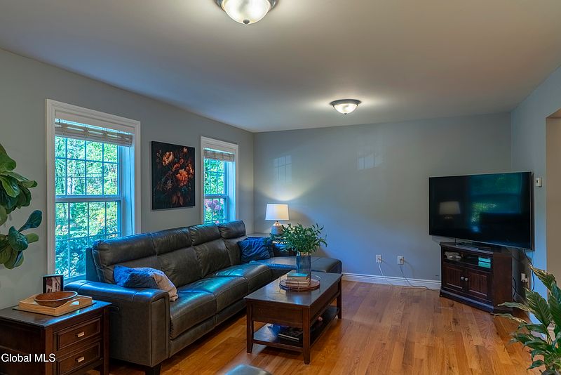 4th image of 570 Selfridge Road