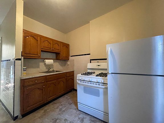 3rd image of 107 Baldwin Ave APT 2L