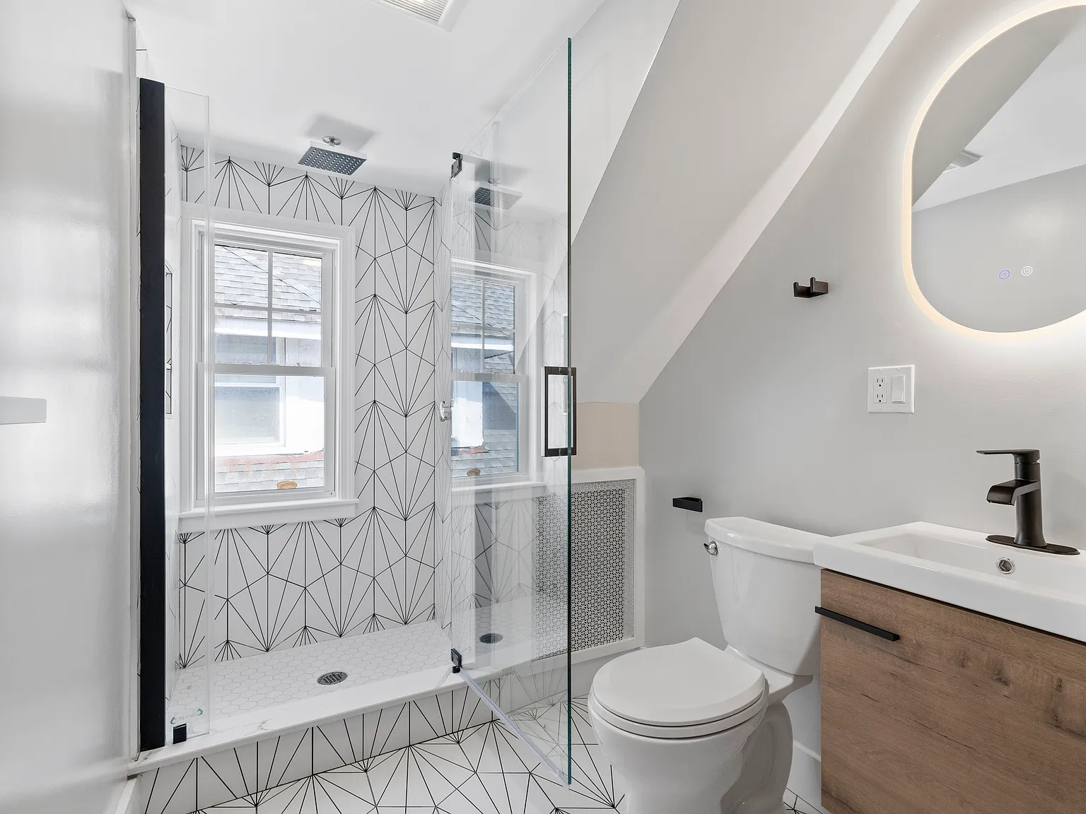 7 bed, 9999 sqft, $9,100 — Photo 1