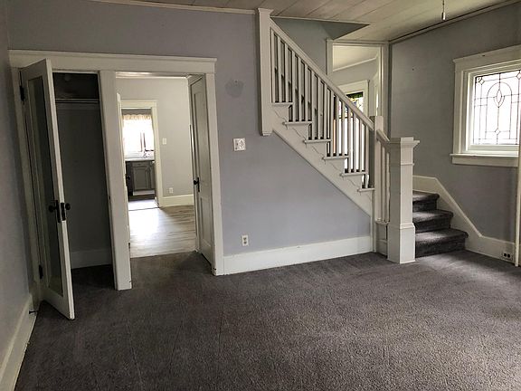 Living room w closet