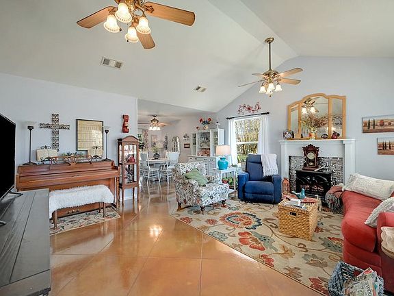 5th image of 304 W Pecan Dr