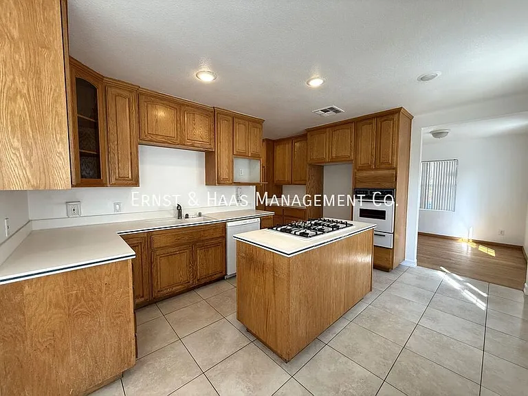 4723 Blackthorne Ave — Photo 5