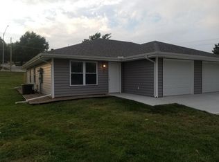 106 SE 25th St APT B, Oak Grove, MO 64075