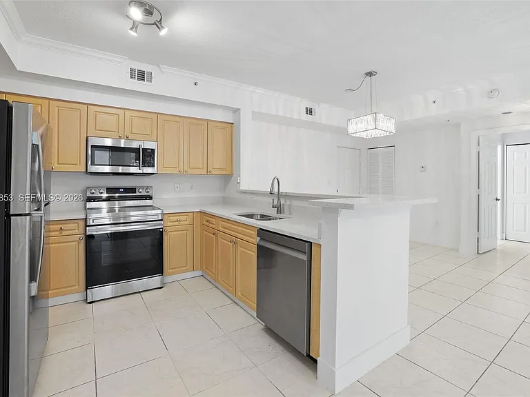 6831 SW 44th St #205 — Photo 11